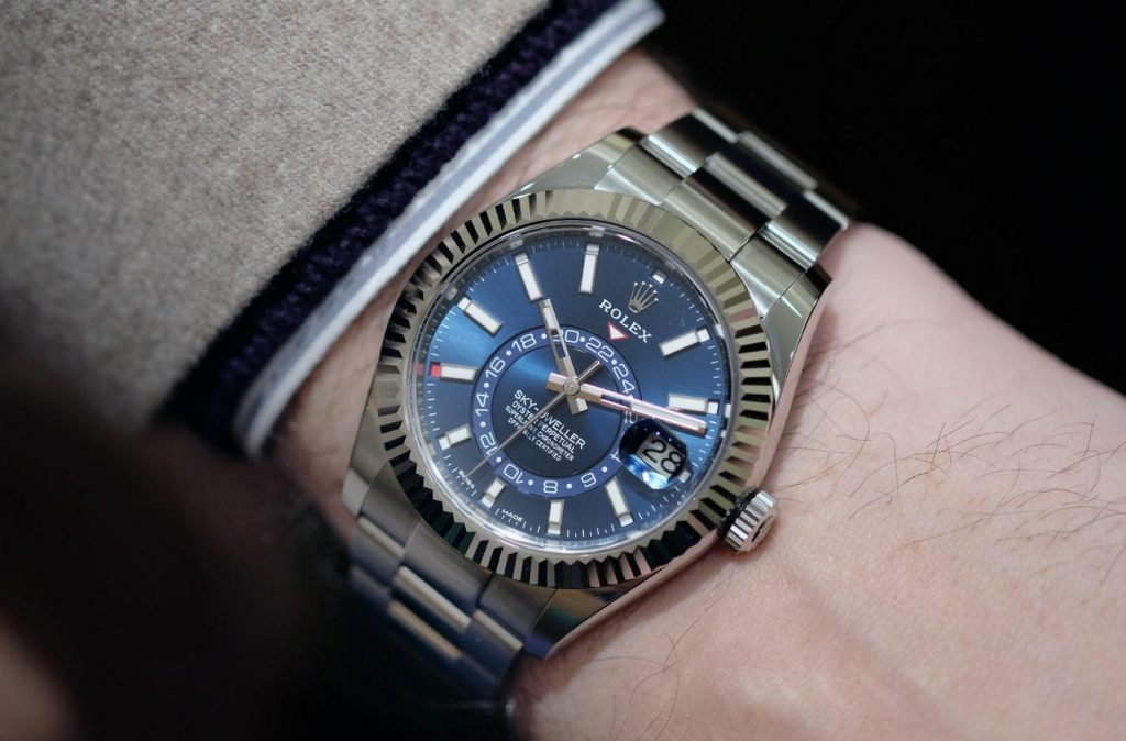 The male replica Rolex Sky-Dweller 326934 watches can help the wearers have better controls of the time.