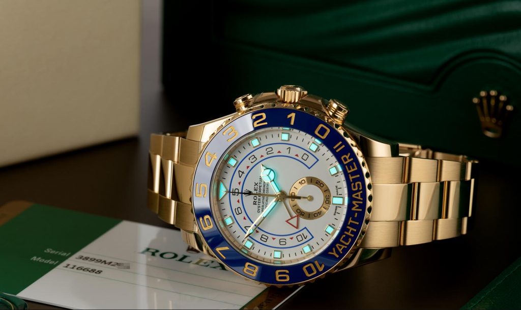 The 18ct gold fake watch has a white dial.